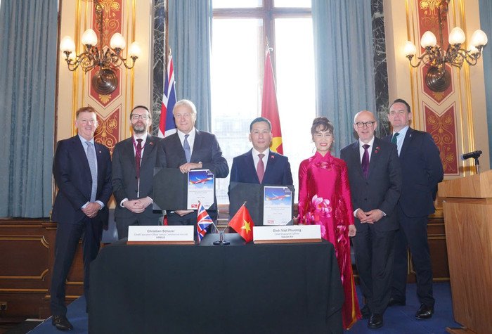 Tổng Giám đốc Vietjet Đinh Việt Phương (giữa, phải) và Tổng Giám đốc Airbus Commercial Christian Scherer (giữa, trái) ký kết hợp đồng đặt mua 100 tàu bay A321neo tại Bộ Ngoại giao Anh với sự chứng kiến của Đại sứ Anh tại Việt Nam Iain Frew (thứ 2, trái), Đặc phái viên Thủ tướng Anh Matt Western (thứ 2, phải). photo-1-25.jpg