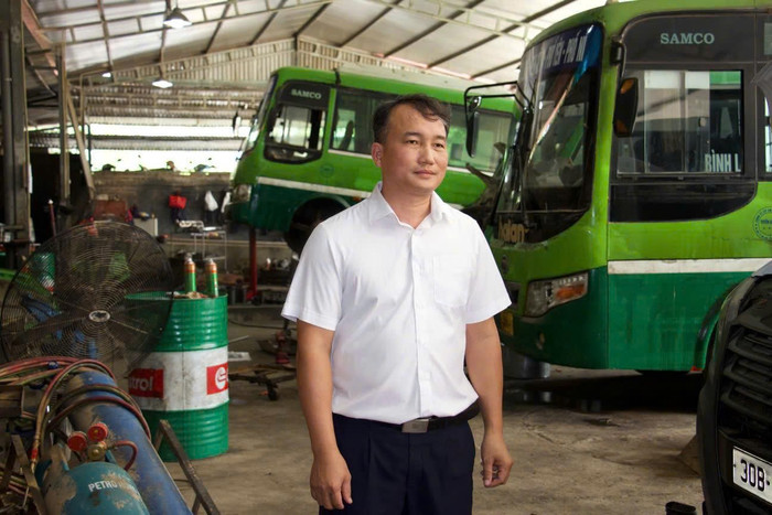Ông Bùi Trung Dũng - Phó Giám đốc Agribank Chi nhánh Thái Nguyên cùng cán bộ xuống cơ sở động viên khách hàng. anh6.jpg