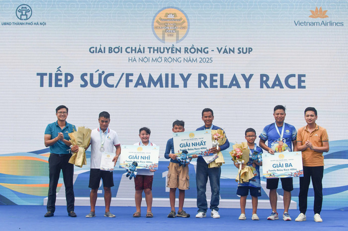55-ban-to-chuc-trao-huy-chuong-va-phan-thuong-cho-cac-van-dong-vien-dat-thanh-tich-cao-o-cac-noi-dung-van-sup.jpg