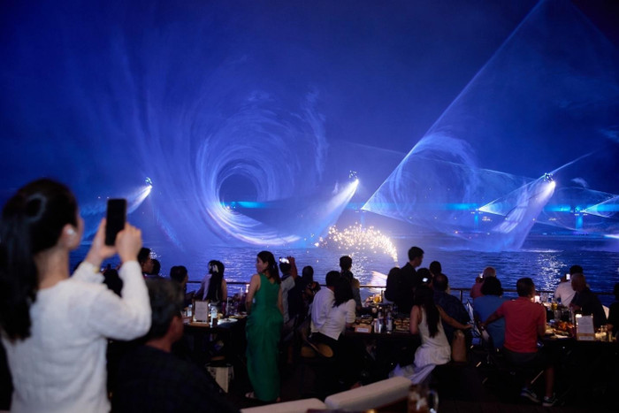 Phú Quốc chào đón các vị khách quý bằng show diễn nghệ thuật giàu cảm xúc. Ảnh: Ánh Dương.