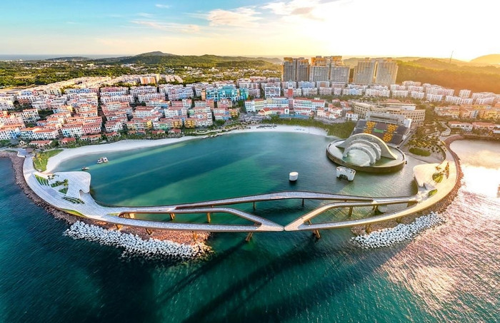 Các vị khách ngắm hoàng hôn, thưởng thức nghệ thuật tại Cầu Hôn – công trình biểu tượng Sun Group kiến tạo tại Phú Quốc. Ảnh: Ánh Dương