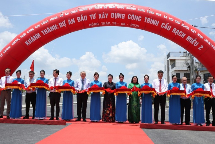 Nguyên Chủ tịch Quốc hội Nguyễn Thị Kim Ngân, Phó Thủ tướng Thường trực Chính phủ Nguyễn Hòa Bình cùng các đại biểu cắt băng khánh thành dự án cầu Rạch Miễu 2 vượt sông Tiền nối Đồng Tháp với Vĩnh Long. Ảnh: VGP/Nguyễn Hoàng Nguyên Chủ tịch Quốc hội Nguyễn Thị Kim Ngân, Phó Thủ tướng Thường trực Chính phủ Nguyễn Hòa Bình cùng các đại biểu cắt băng khánh thành dự án cầu Rạch Miễu 2 vượt sông Tiền nối Đồng Tháp với Vĩnh Long. Ảnh: VGP/Nguyễn Hoàng