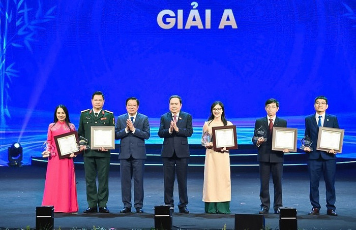 Chủ tịch Quốc hội Trần Thanh Mẫn và Trưởng ban Nội chính Trung ương Phan Đình Trạc trao giải A cho các tác giả, nhóm tác giả đoạt giải.