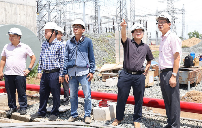 Phó Tổng giám đốc EVNNPT Nguyễn Ngọc Tân nghe lãnh đạo NPTPMB báo cáo tình hình triển khai thi công Dự án. Phó Tổng giám đốc EVNNPT Nguyễn Ngọc Tân nghe lãnh đạo NPTPMB báo cáo tình hình triển khai thi công Dự án.
