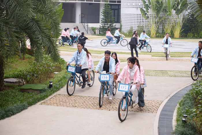 7-nhan-su-tre-cua-hai-doanh-nghiep-tham-gia-hoat-dong-di-chuyen-va-kham-pha-khong-gian-su-kien-bang-xe-dap.jpg