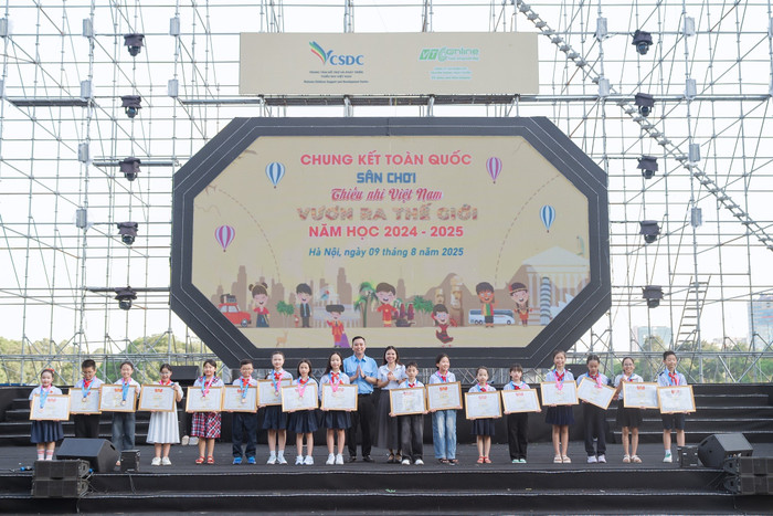 Ông Lê Anh Quân - Đại diện Hội đồng Đội Trung ương và bà Tô Thị Lan Anh - Đại diện Công ty CP VTC Truyền thông Trực tuyến - trao giải cho học sinh tại chung kết Vươn ra thế giới. vtc3.jpg