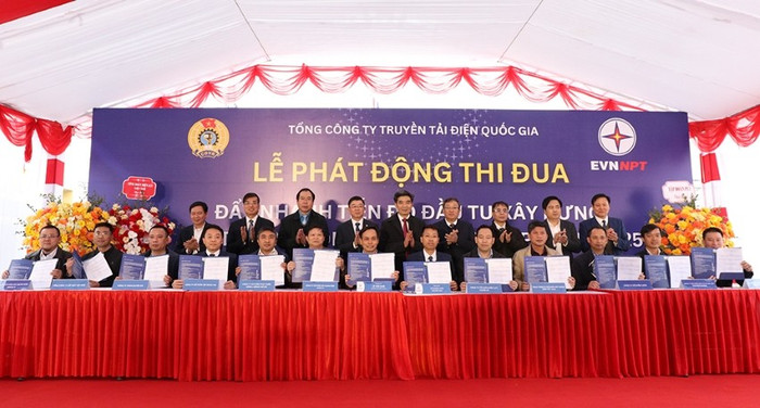 Lãnh đạo chuyên môn và công đoàn các cấp EVN/EVNNPT chứng kiến các đơn vị thi công trên công trường ký kết cam kết thi đua (24/02/2025) Lãnh đạo chuyên môn và công đoàn các cấp EVN/EVNNPT chứng kiến các đơn vị thi công trên công trường ký kết cam kết thi đua (24/02/2025)