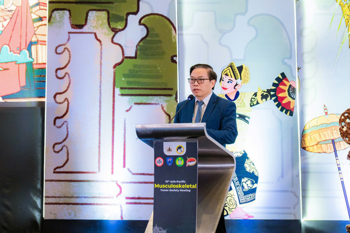 Giáo sư, Tiến sĩ, Bác sĩ Trần Trung Dũng trình bày báo cáo tại hội nghị. anh-2-39.jpg