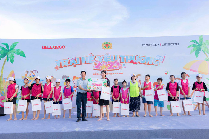 Đại diện Tập đoàn Geleximco trao tặng các phần quà cho đội đạt giải Nhất và Nhì. anh-9-1.jpg