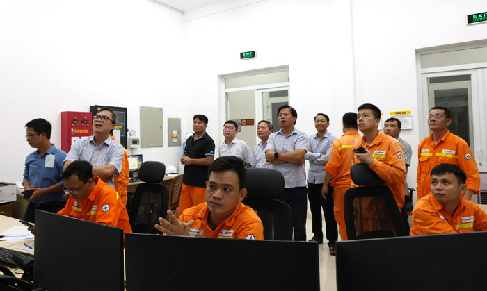 Tổng giám đốc EVNNPT Phạm Lê Phú cùng lãnh đạo PTC2 trực chỉ huy ứng phó bão số 10 tại Trạm biến áp 500kV Quảng Trạch. Tổng giám đốc EVNNPT Phạm Lê Phú cùng lãnh đạo PTC2 trực chỉ huy ứng phó bão số 10 tại Trạm biến áp 500kV Quảng Trạch.