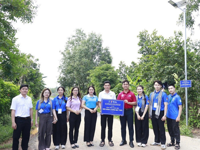 Đoàn thanh niên Đại học Quốc gia Thành phố Hồ Chí Minh đã tổ chức lễ khánh thành công trình thắp sáng đường quê tại xã Sơn Mỹ, tỉnh Lâm Đồng trong Chiến dịch tình nguyện hè năm 2025. Hàng chục đèn năng lượng mặt trời do Quỹ Vì tương lai xanh tài trợ được lắp đặt dọc tuyến đường nông thôn, góp phần đảm bảo an toàn, tạo điều kiện sinh hoạt thuận lợi cho người dân địa phương. anh-3.jpg