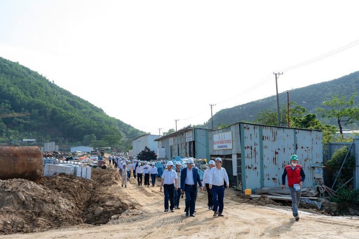 Đoàn công tác của Agribank do Tổng Giám đốc Phạm Toàn Vượng dẫn đầu tham quan, khảo sát thực tế tại công trường Dự án.