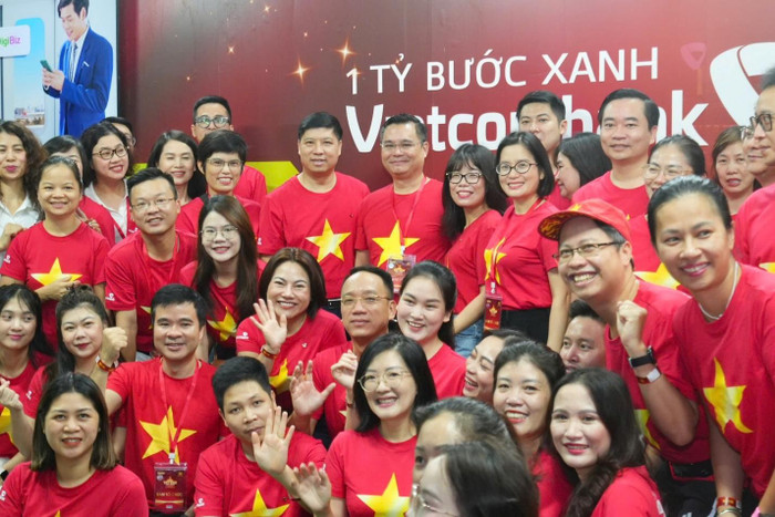 Ông Nguyễn Thanh Tùng - Bí thư Đảng ủy, Chủ tịch Hội đồng quản trị Vietcombank cùng ông Hồng Quang - Thành viên Hội đồng quản trị, Chủ tịch Công đoàn Vietcombank; bà Đoàn Hồng Nhung - Thành viên Ban Điều hành, Giám đốc Khối Bán lẻ Vietcombank chụp ảnh cùng tập thể lãnh đạo và cán bộ Vietcombank tại gian hàng triển lãm trong khuôn khổ sự kiện. Ông Nguyễn Thanh Tùng - Bí thư Đảng ủy, Chủ tịch Hội đồng quản trị Vietcombank cùng ông Hồng Quang - Thành viên Hội đồng quản trị, Chủ tịch Công đoàn Vietcombank; bà Đoàn Hồng Nhung - Thành viên Ban Điều hành, Giám đốc Khối Bán lẻ Vietcombank chụp ảnh cùng tập thể lãnh đạo và cán bộ Vietcombank tại gian hàng triển lãm trong khuôn khổ sự kiện.
