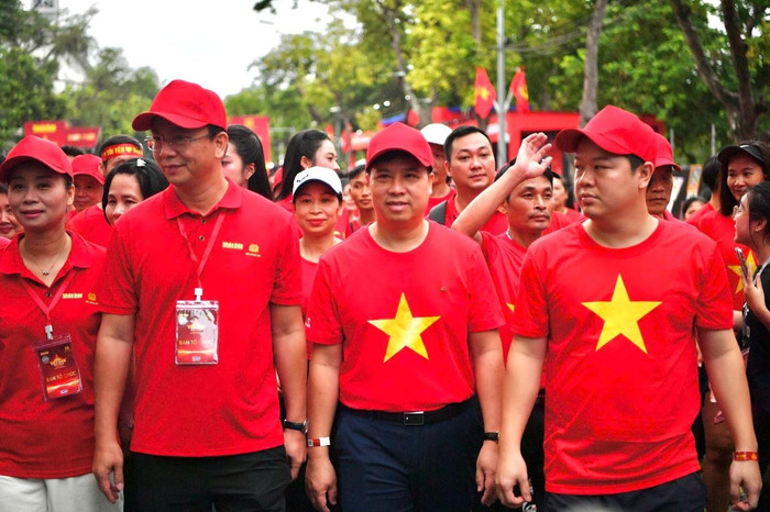 Ban lãnh đạo Vietcombank tham gia hoạt động đi bộ toàn quốc sáng ngày 16/8 tại Hà Nội. Ban lãnh đạo Vietcombank tham gia hoạt động đi bộ toàn quốc sáng ngày 16/8 tại Hà Nội.