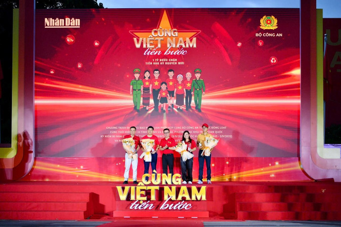 Ông Hồng Quang - Thành viên Hội đồng quản trị, Chủ tịch Công đoàn Vietcombank (thứ 2 từ trái sang), đại diện Vietcombank nhận hoa và kỷ niệm chương từ Ban tổ chức. Ông Hồng Quang - Thành viên Hội đồng quản trị, Chủ tịch Công đoàn Vietcombank (thứ 2 từ trái sang), đại diện Vietcombank nhận hoa và kỷ niệm chương từ Ban tổ chức.