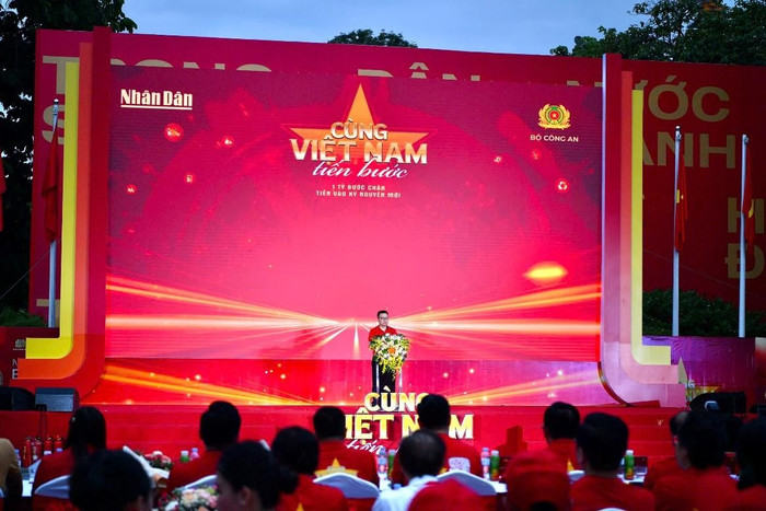 Ông Lê Quốc Minh – Ủy viên Trung ương Đảng, Tổng Biên tập Báo Nhân Dân, Phó Trưởng Ban Tuyên giáo và Dân vận Trung ương, Chủ tịch Hội Nhà báo Việt Nam phát biểu tại chương trình. Ông Lê Quốc Minh – Ủy viên Trung ương Đảng, Tổng Biên tập Báo Nhân Dân, Phó Trưởng Ban Tuyên giáo và Dân vận Trung ương, Chủ tịch Hội Nhà báo Việt Nam phát biểu tại chương trình.
