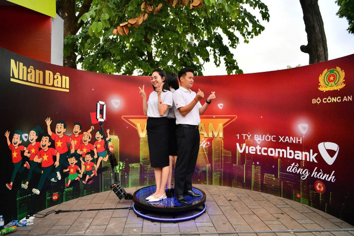 Hình ảnh trải nghiệm các hoạt động tương tác thú vị tại gian hàng của Vietcombank. Hình ảnh trải nghiệm các hoạt động tương tác thú vị tại gian hàng của Vietcombank.