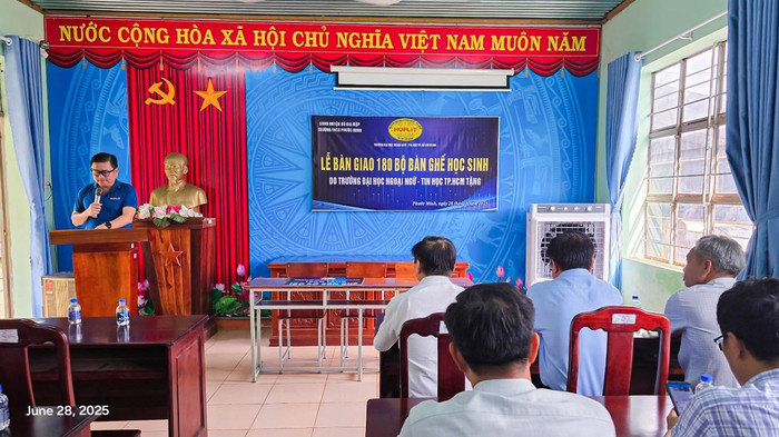 Tiến sĩ Nguyễn Anh Tuấn - Hiệu trưởng HUFLIT chia sẻ tại buổi lễ. Tiến sĩ Nguyễn Anh Tuấn - Hiệu trưởng HUFLIT chia sẻ tại buổi lễ.