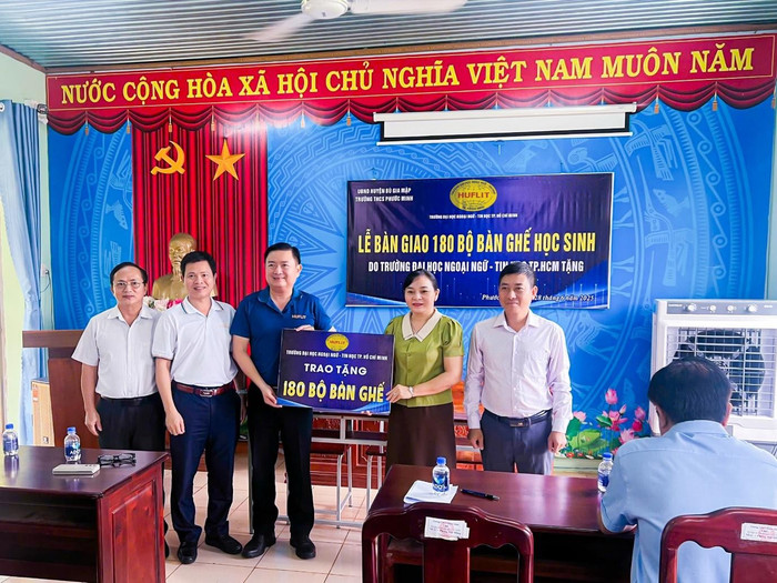 Đồng hành cùng người học, HUFLIT trao tặng 180 bộ bàn ghế học sinh cho Trường Trung học cơ sở Phước Minh. Đồng hành cùng người học, HUFLIT trao tặng 180 bộ bàn ghế học sinh cho Trường Trung học cơ sở Phước Minh.