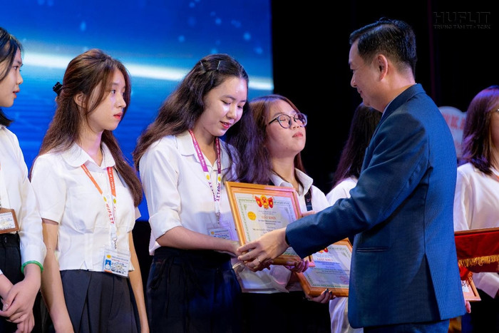 HUFLIT luôn giữ tinh thần “làm giáo dục bằng sự thấu hiểu và đồng hành”. HUFLIT luôn giữ tinh thần “làm giáo dục bằng sự thấu hiểu và đồng hành”.