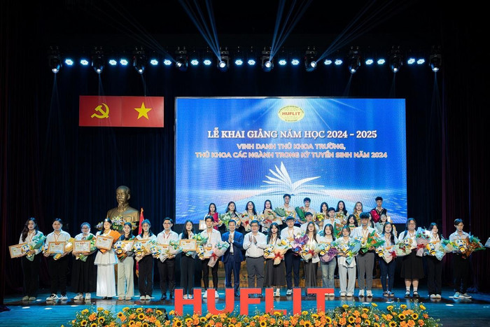 HUFLIT vinh danh các tân thủ khoa trường, thủ khoa ngành, tiếp thêm động lực học tập cho người học. HUFLIT vinh danh các tân thủ khoa trường, thủ khoa ngành, tiếp thêm động lực học tập cho người học.