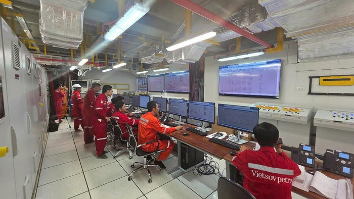 Các chuyên gia, kỹ sư làm việc tại phòng điều khiển trên giàn CPP-KNT. 4-40.jpg