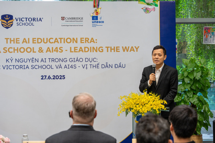 Giáo sư Lê Anh Vinh, đại diện AI4S phát biểu tại lễ ký kết. 24.jpg