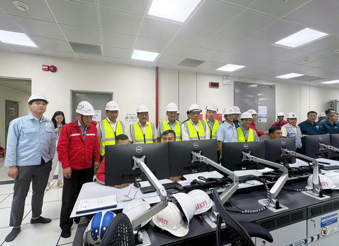 Lãnh đạo PVPower cùng các đại biểu chứng kiến thời điểm Nhà máy điện Nhơn Trạch 4 hòa lưới điện quốc gia. anh-1-10.jpg