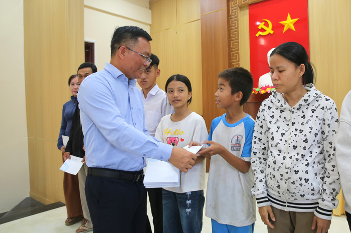 Ông Cao Tuấn Sĩ - Đại biểu Quốc hội khóa XVI, Giám đốc Nhà máy Lọc dầu Dung Quất trao quà cho trẻ em có hoàn cảnh khó khăn.