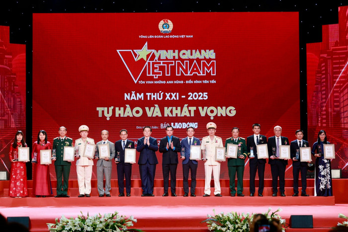 13 tập thể nhận biểu trưng Vinh quang Việt Nam 2025. anh3.jpg
