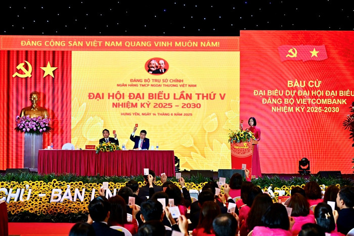 Đại hội tiến hành bầu đoàn đại biểu chính thức đi dự Đại hội đại biểu Đảng bộ Vietcombank lần thứ V, nhiệm kỳ 2025-2030. 20250515-dai-hoi-dai-bieu-dang-bo-tsc-lan-thu-v-anh-3.jpg