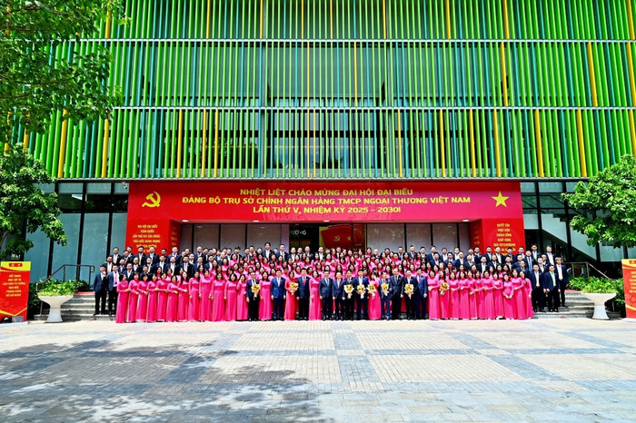 Các đại biểu dự Đại hội đại biểu Đảng bộ Trụ sở chính Vietcombank lần thứ V, nhiệm kỳ 2025–2030 chụp ảnh lưu niệm. 20250515-dai-hoi-dai-bieu-dang-bo-tsc-lan-thu-v-anh-5.jpg
