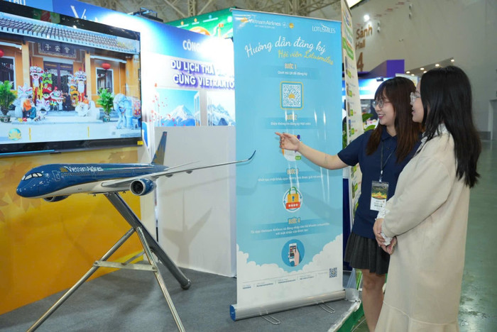 Hoạt động chiếu phim tư liệu tại gian hàng Vietnam Airlines. hoat-dong-chieu-phim-tu-lieu-tai-gian-hang-vietnam-airlines.jpg