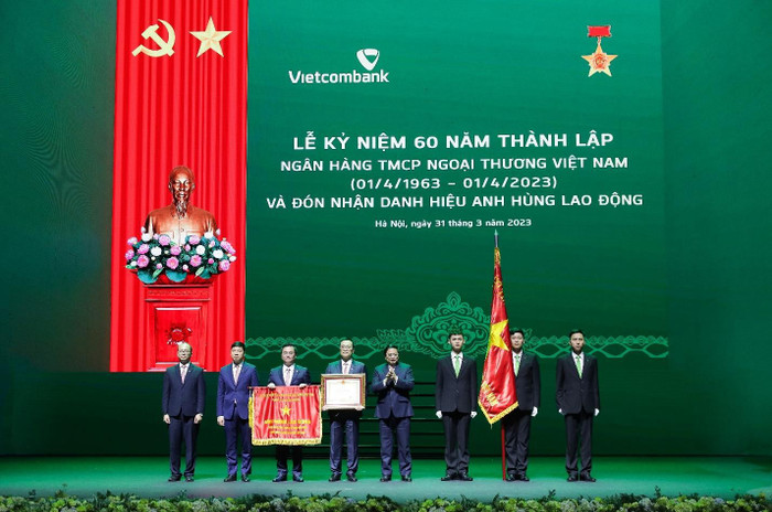 Vietcombank vinh dự được trao tặng nhiều phần thưởng cao quý của Đảng và Nhà nước, đặc biệt là danh hiệu Anh hùng lao động (năm 2023). Vietcombank vinh dự được trao tặng nhiều phần thưởng cao quý của Đảng và Nhà nước, đặc biệt là danh hiệu Anh hùng lao động (năm 2023).