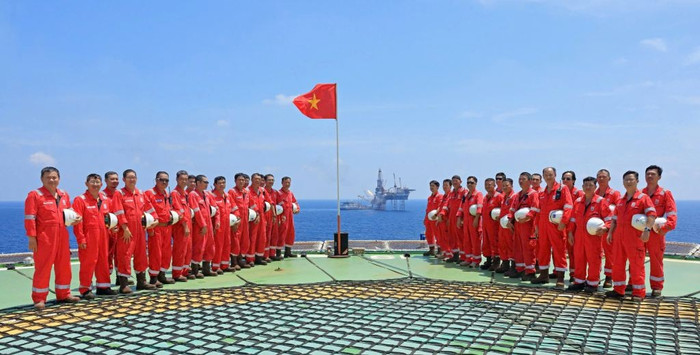 Chào cờ trên giàn khoan Mỏ Đại Hùng. anh-8.jpg