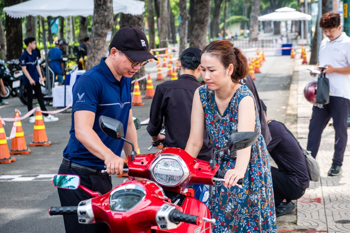 Chị Hồ Bảo Trân (Thành phố Hồ Chí Minh) đánh giá xe máy VinFast có trải nghiệm lái nhẹ nhàng, nhanh và ổn định. a5.jpg