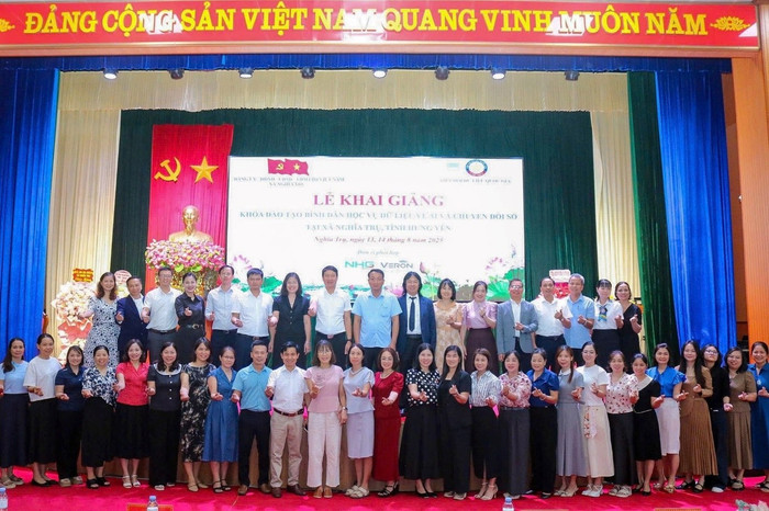 Đại biểu và học viên chụp ảnh lưu niệm tại Lễ khai giảng. 3.jpg