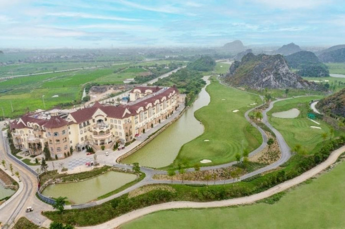 Tổ hợp Legend Valley Country Club gồm sân golf 18 hố đạt chuẩn thi đấu quốc tế, khách sạn sang trọng Legend Valley Hotel và công viên vui chơi giải trí Bright Park sẽ mang đến trải nghiệm đa dạng, vô cùng thú vị cho du khách.
