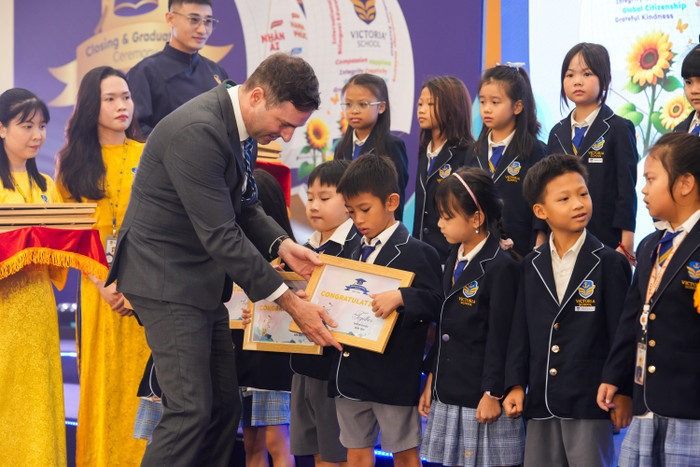1-trao-giai-thuong-3.jpg