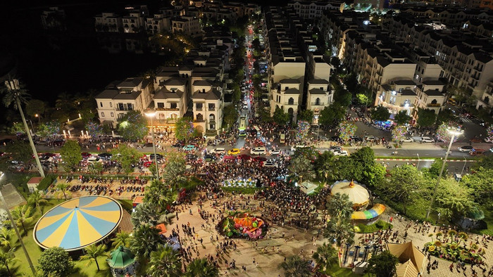 Hàng nghìn người đổ về Vinhomes Grand Park để tham dự Grand Food Fair. a1-7000.jpg