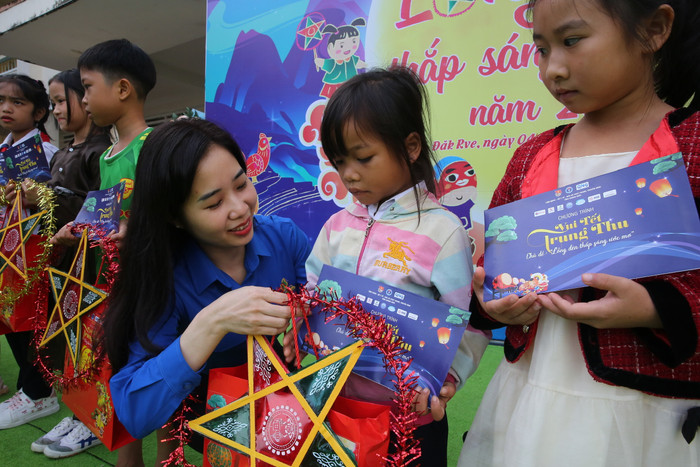 Bí thư Đoàn Thanh niên BSR Nguyễn Lan Hương trao quà cho các em nhỏ ở xã Đak Rve. Bí thư Đoàn Thanh niên BSR Nguyễn Lan Hương trao quà cho các em nhỏ ở xã Đak Rve.