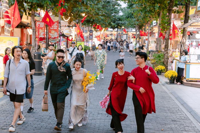 Du khách diện áo dài lưu giữ khoảnh khắc xuân tươi mới.