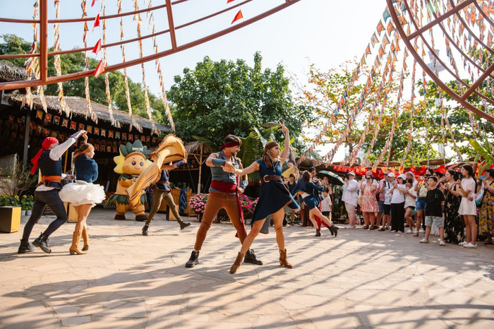 Những vũ điệu sôi động lan tỏa dưới các dải cờ sắc màu tại Hòn Thơm.