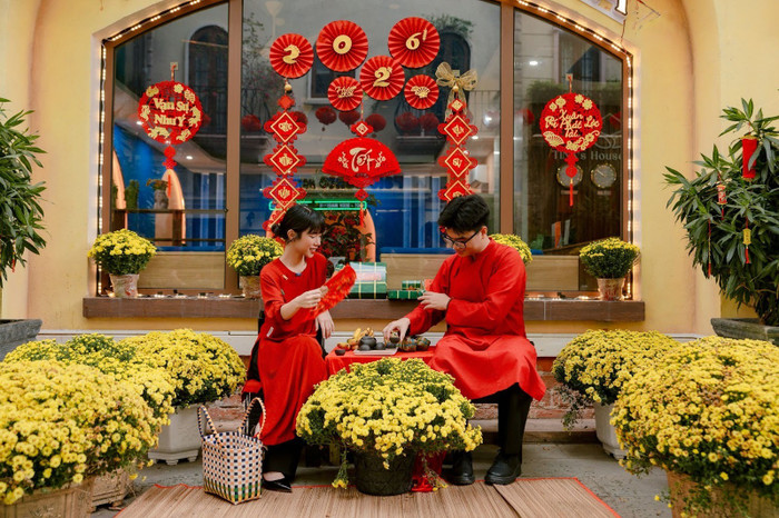 Không gian trang trí rực sắc đỏ – vàng tạo điểm nhấn thị giác đậm chất xuân.