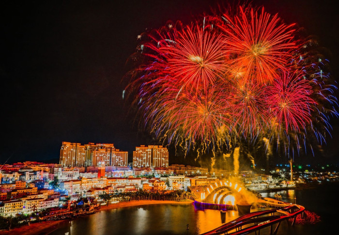 Màn pháo hoa tầm cao bung nở trên bầu trời Thị trấn Hoàng Hôn.