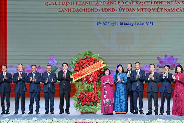 Chủ tịch nước Lương Cường tặng hoa chúc mừng tại buổi lễ. Chủ tịch nước Lương Cường tặng hoa chúc mừng tại buổi lễ.
