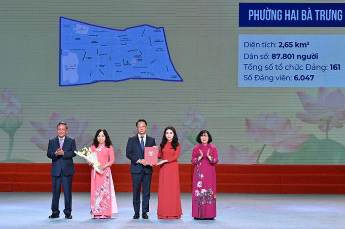 Lãnh đạo thành phố Hà Nội trao các quyết định liên quan cho các xã, phường. Lãnh đạo thành phố Hà Nội trao các quyết định liên quan cho các xã, phường.