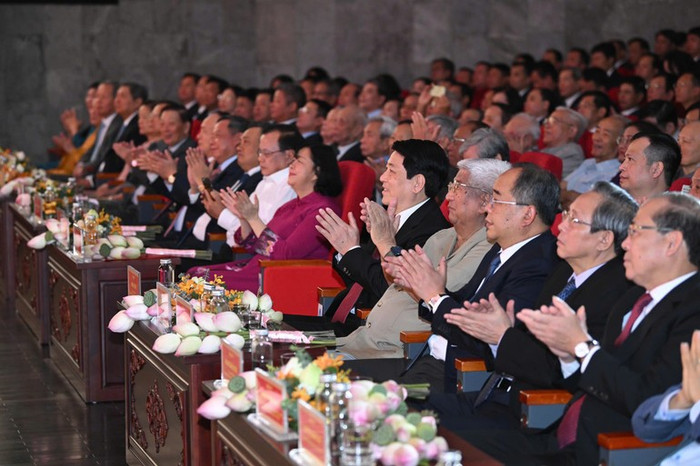 Chủ tịch nước và các đại biểu tham dự buổi lễ. Chủ tịch nước và các đại biểu tham dự buổi lễ.