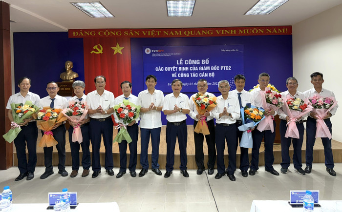 Lãnh đạo PTC2 trao quyết định và tặng hoa chúc mừng cán bộ phòng Kế hoạch, phòng Điều độ, viễn thông và công nghệ thông tin được bổ nhiệm. Lãnh đạo PTC2 trao quyết định và tặng hoa chúc mừng cán bộ phòng Kế hoạch, phòng Điều độ, viễn thông và công nghệ thông tin được bổ nhiệm.