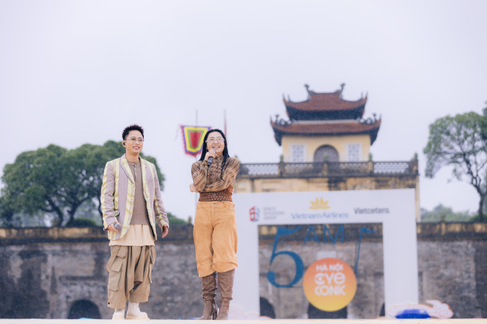 Giữa không gian của Hoàng Thành Thăng Long, các nghệ sĩ SpaceSpeakers mang đến phần mở màn đầy cảm xúc, kết nối âm nhạc hiện đại với tinh thần Hà Nội xưa - khởi đầu cho một buổi sáng 5AM đầy năng lượng. anh-6.jpg